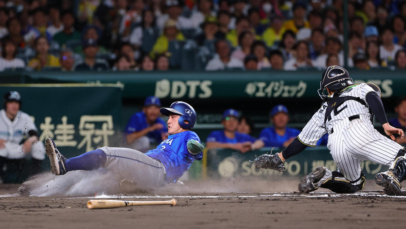 阪神対DeNA 2回表DeNA1死満塁、度会隆輝の適時打で生還する松尾汐恩（撮影・上田博志）