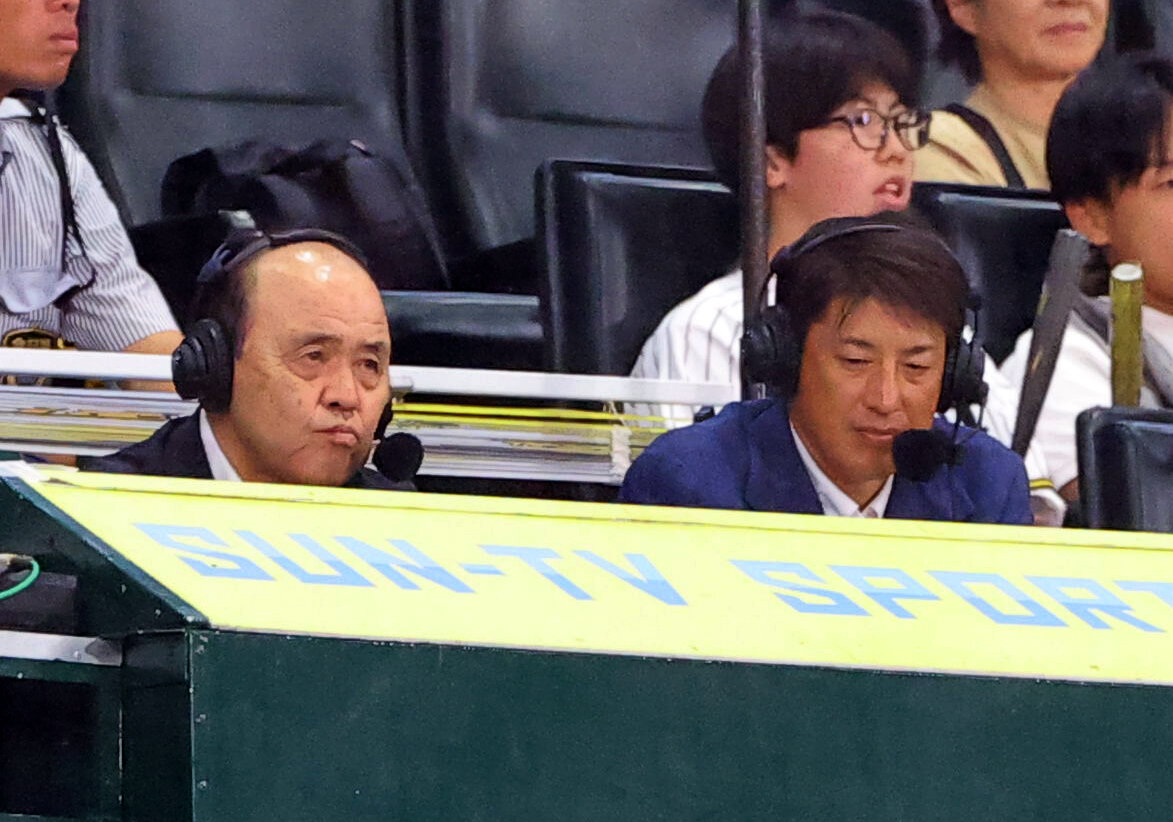 阪神対DeNA　テレビ解説をする岡田彰布オーナー付顧問（左）と能見篤史氏（撮影・上田博志）