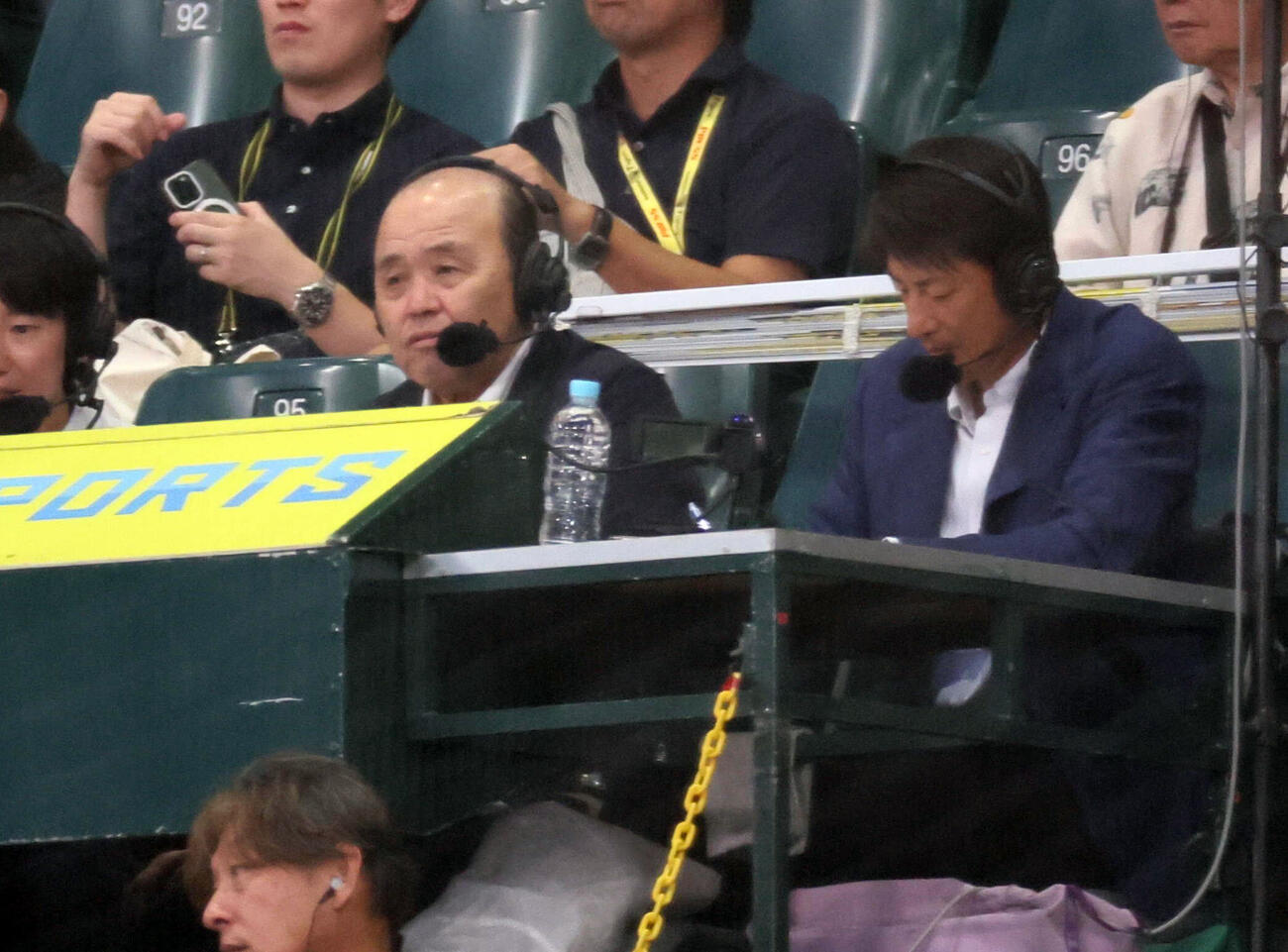 阪神対DeNA　解説席に座る岡田彰布氏（左）と能見篤史氏（撮影・宮崎幸一）