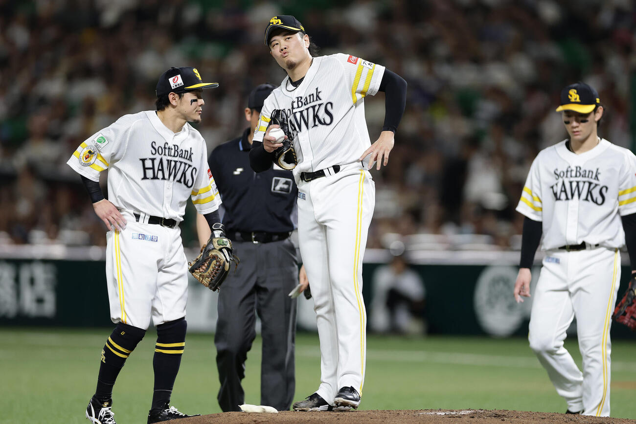 ソフトバンク対西武　1回表西武2死一、二塁、林安可に内野安打を許した上茶谷大河（中央）（撮影・前田充）