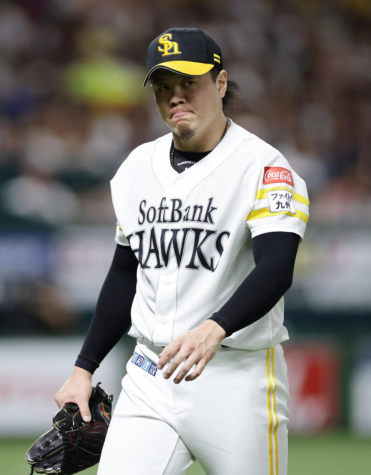 ソフトバンク対西武　6回表を投げ終え、悔しそうにベンチへ戻る上茶谷大河（撮影・前田充）