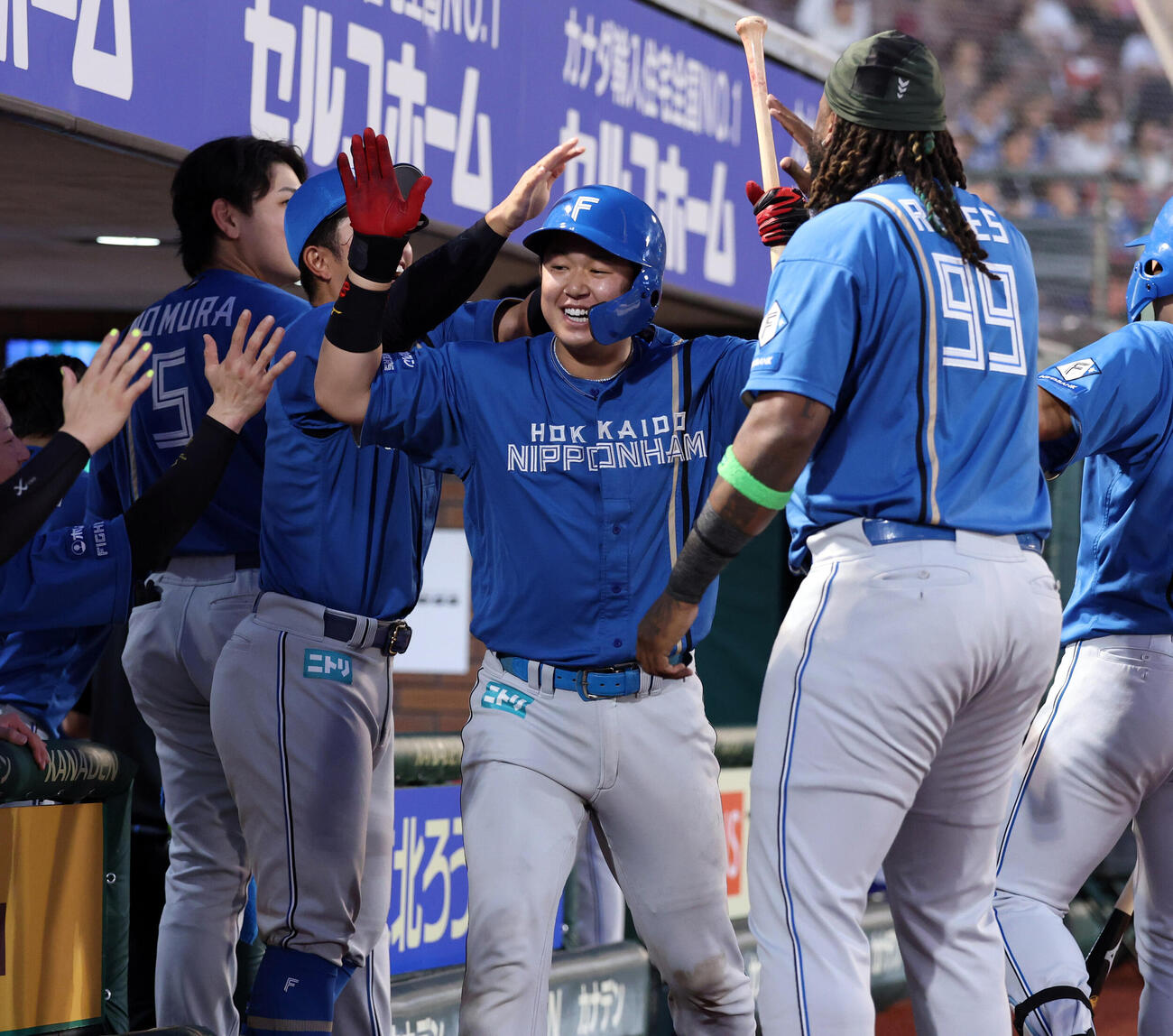 楽天対日本ハム　6回表日本ハム1死、進藤勇也はソロ本塁打を放ちナインとハイタッチ（撮影・浅見桂子）