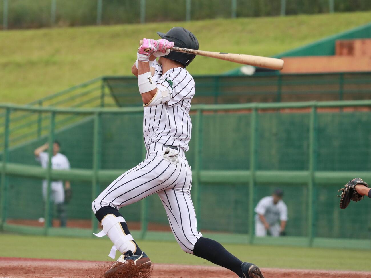 仙台大対東北大　8回1死二、三塁、右越え3ランを放つ仙台大・新保玖和内野手（撮影・高橋香奈）
