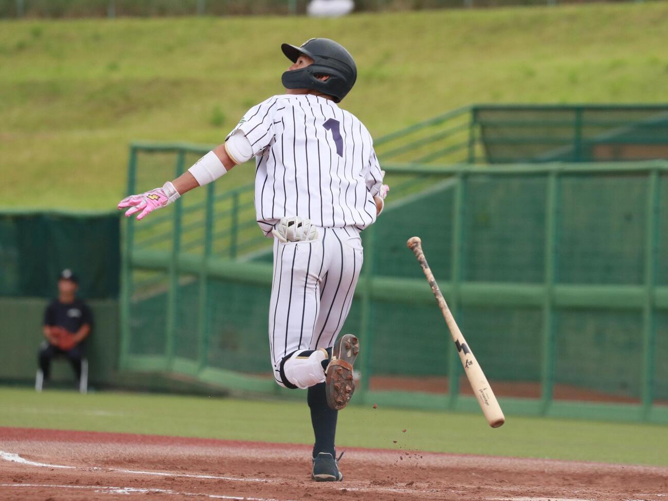 仙台大対東北大　6回2死三塁、左越え2ランを放つ仙台大・新保玖和内野手（撮影・高橋香奈）
