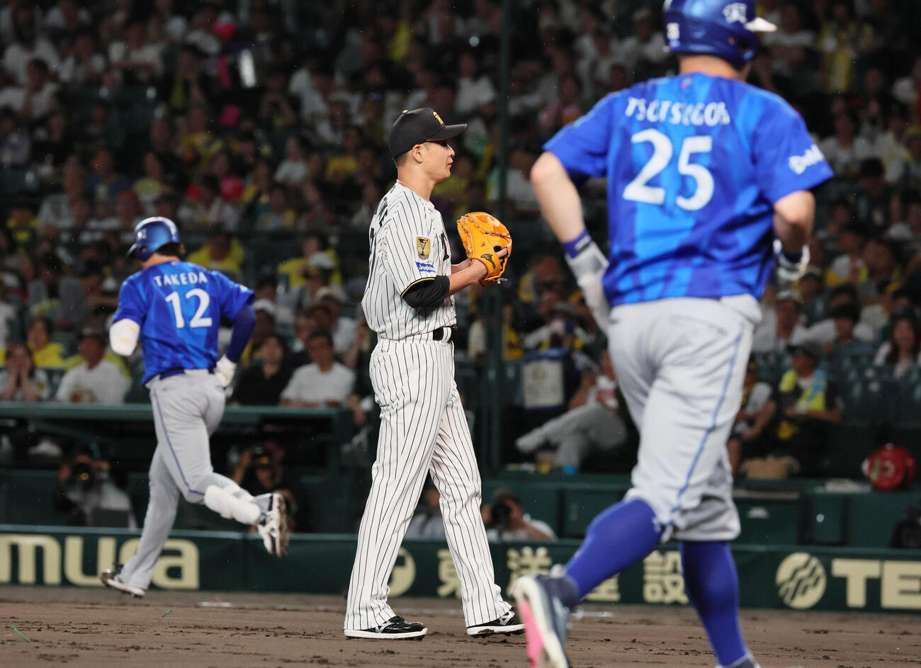 阪神対DeNA 3回表DeNA1死満塁、大竹耕太郎は竹田祐に押し出し四球を与える（撮影・宮崎幸一）