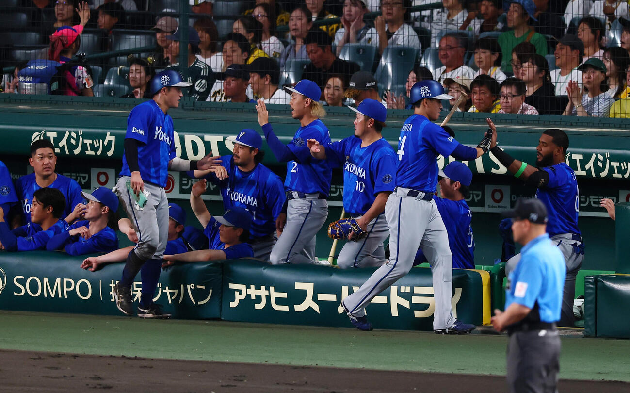 阪神対DeNA 2回表DeNA1死満塁、度会隆輝の2点右前適時打で生還しベンチのナインとタッチする松尾汐思（左）と宮下朝陽（撮影・加藤哉）