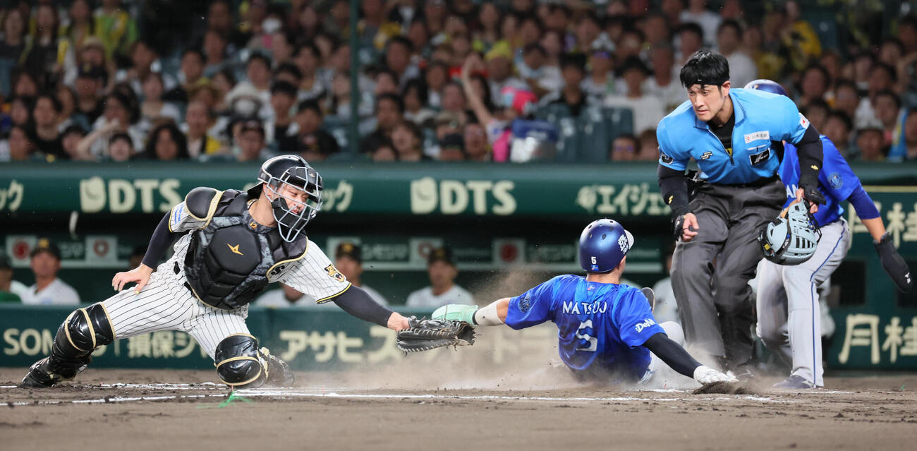 阪神対DeNA 3回表DeNA1死満塁、松尾汐恩は度会隆輝の2点適時打で生還する。捕手は坂本誠志郎（撮影・宮崎幸一）