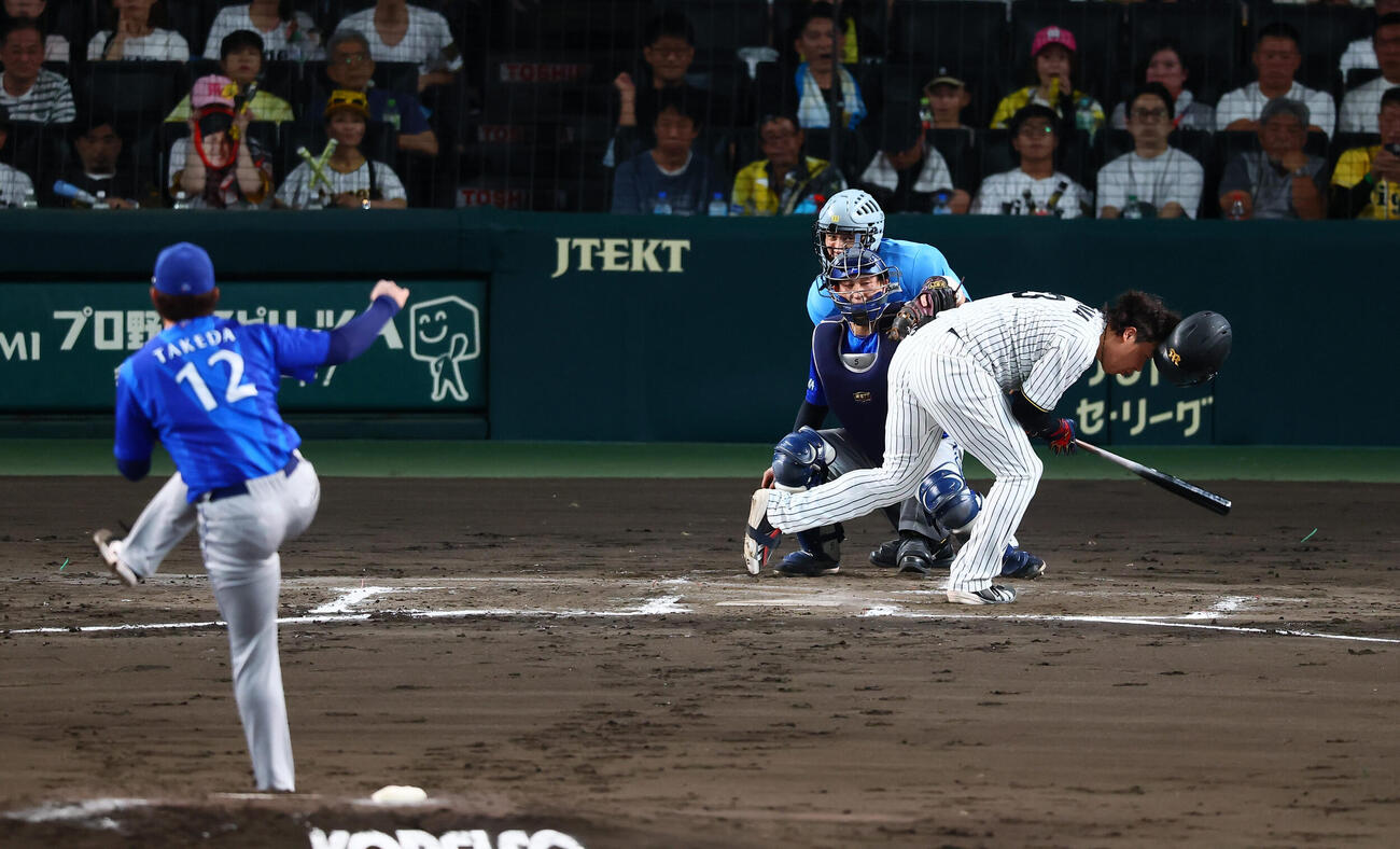 阪神対DeNA 2回裏阪神1死、顔の近くに来たボールをよけヘルメットが飛んだ大山悠輔。投手竹田祐（撮影・加藤哉）