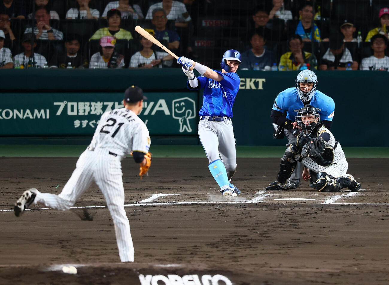 阪神対DeNA 2回表DeNA1死満塁、度会隆輝は2点適時打を放つ。投手大竹耕太郎（撮影・加藤哉）
