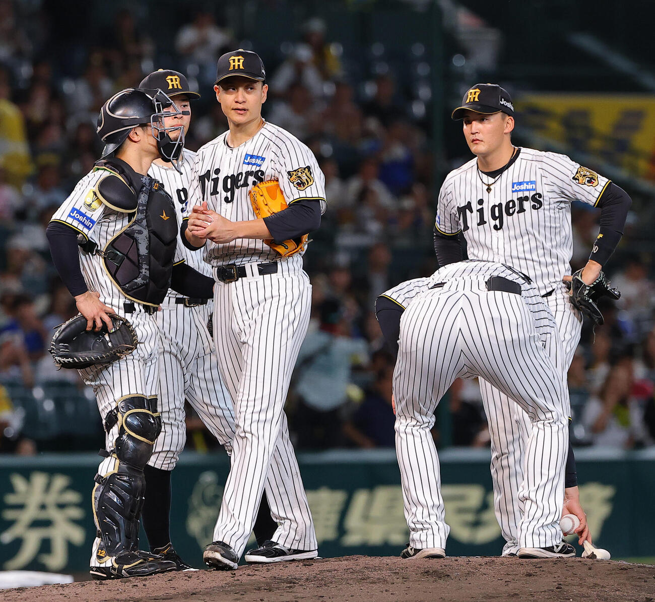 阪神対DeNA 3回途中、降板する阪神大竹耕太郎（中央）（撮影・上田博志）