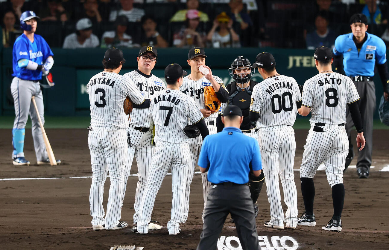 阪神対DeNA 2回表、先制点を許しマウンドにナインと集まる阪神先発大竹耕太郎。中央左は安藤優也コーチ（撮影・加藤哉）