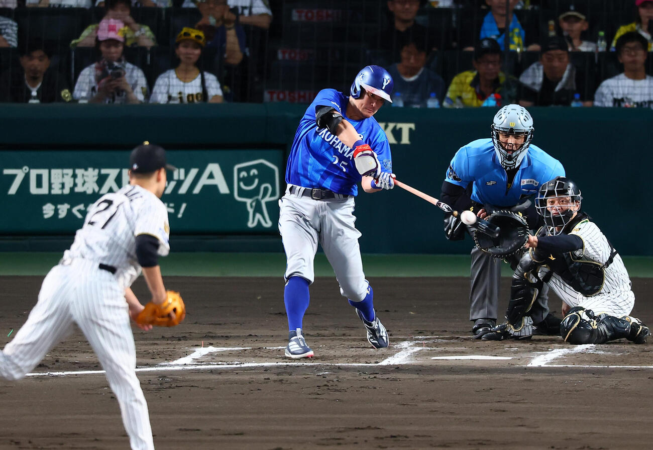 阪神対DeNA 2回表DeNA無死、筒香嘉智は右前打を放つ。投手大竹耕太郎（撮影・加藤哉）