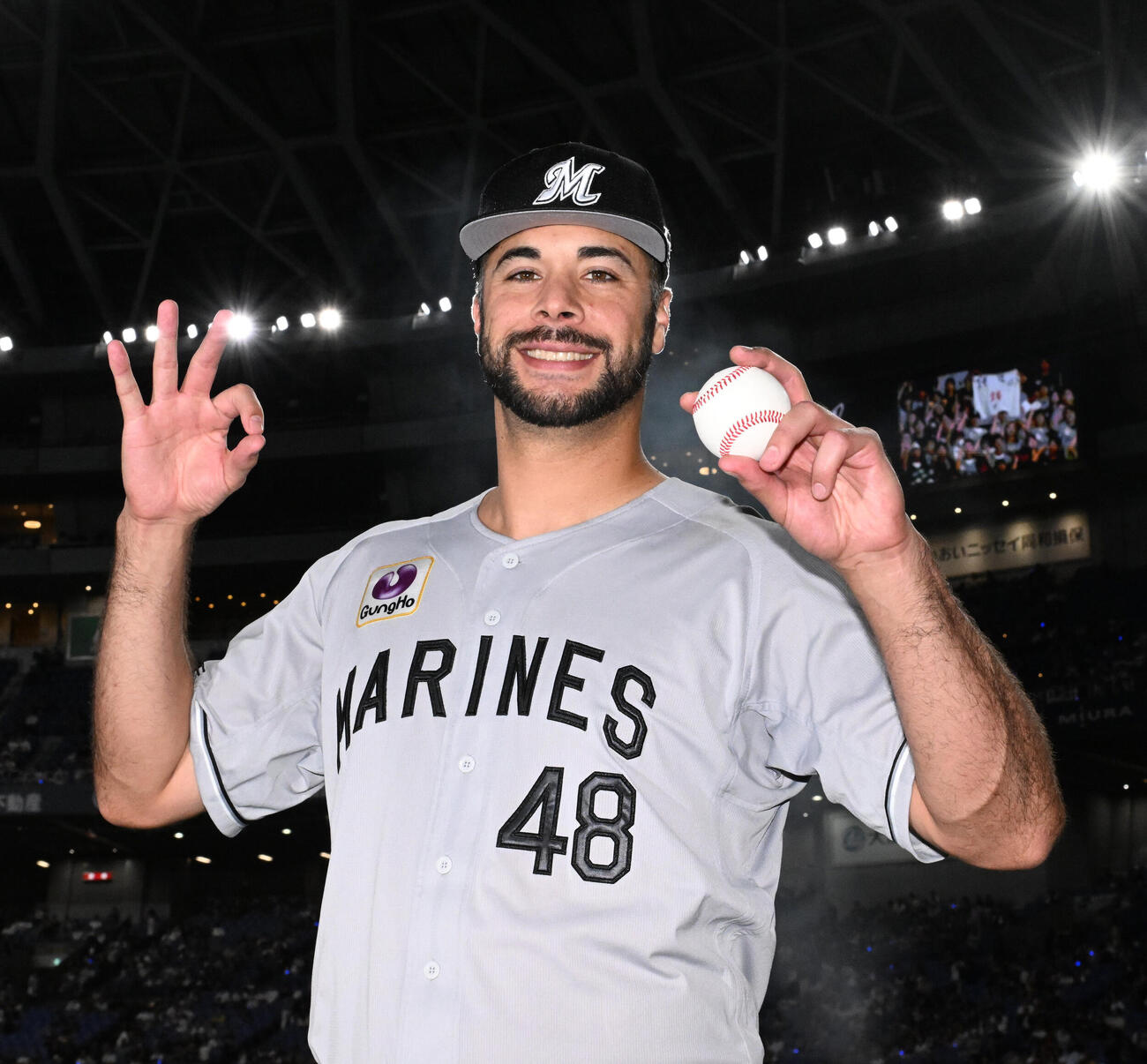 オリックス対ロッテ　初勝利を挙げポーズを取るロッテのジョーイ・ルケーシー（撮影・和賀正仁）