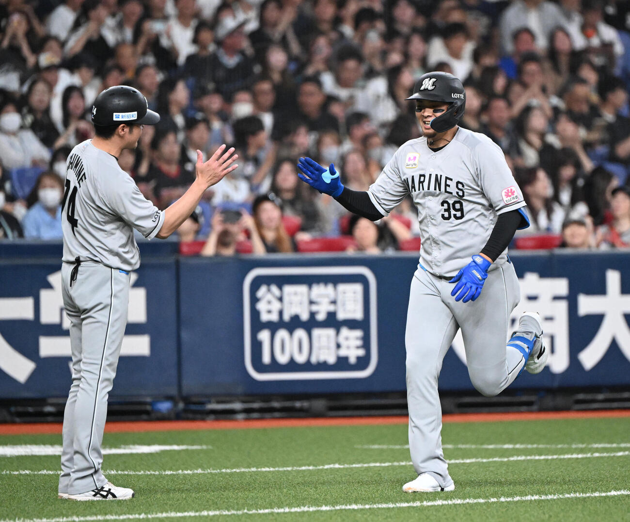 オリックス対ロッテ　2回表ロッテ2死、本塁打を放った井上広大は三塁を回る（撮影・和賀正仁）