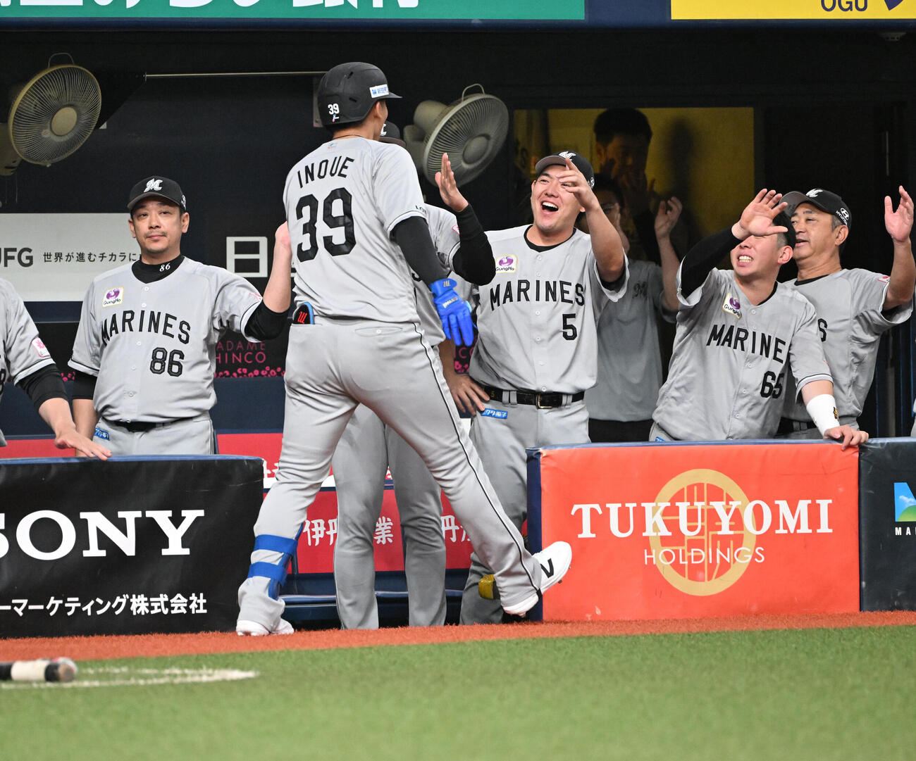 オリックス対ロッテ　2回表ロッテ2死、本塁打を放った井上広大はサブロー監督（左）に迎えられる（撮影・和賀正仁）