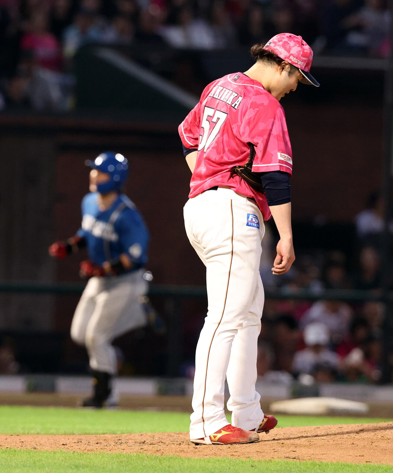 楽天対日本ハム　6回表日本ハム1死、進藤勇也（後方）に2打者連続本塁打を許し、うつむく滝中暸太（撮影・浅見桂子）