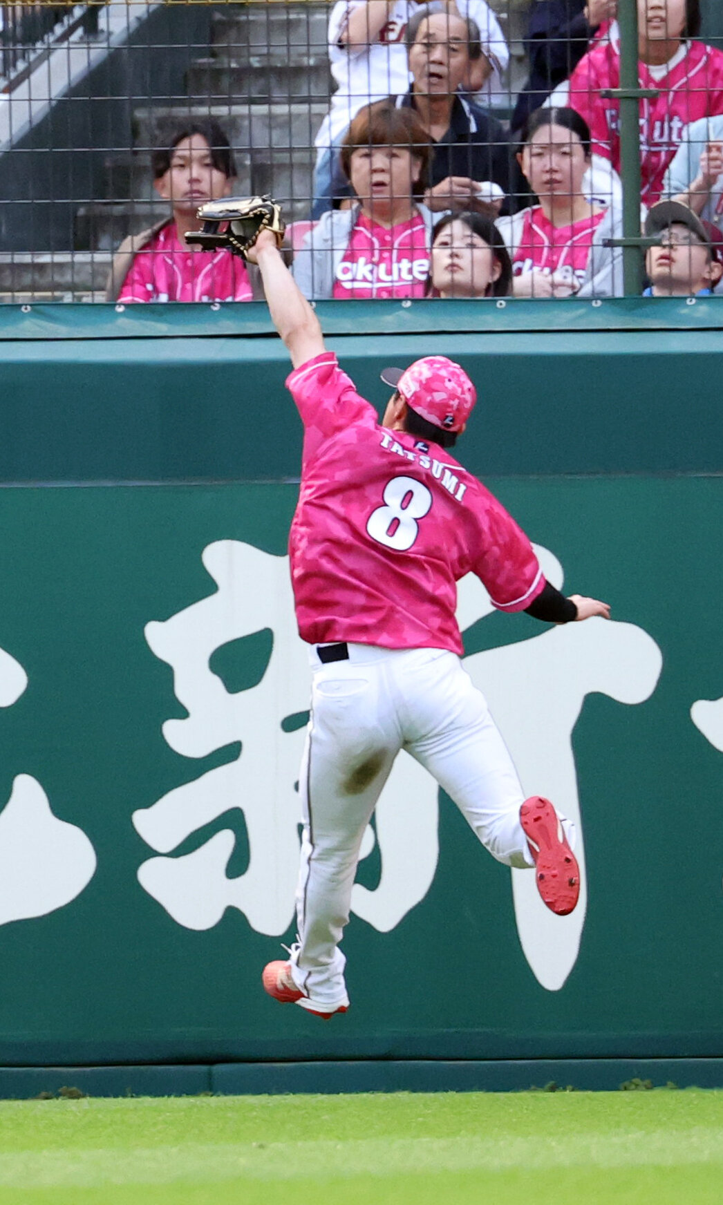 楽天対日本ハム　3回表日本ハム2死一塁、フランミル・レイエスの打球を好捕する辰己涼介（撮影・浅見桂子）