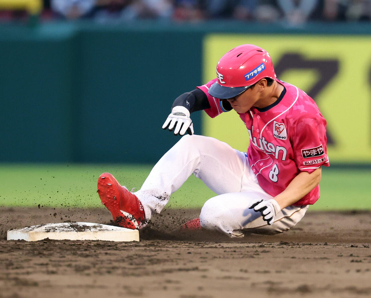 楽天対日本ハム　1回裏楽天2死一、三塁、辰己涼介は二塁盗塁を決める（撮影・浅見桂子）