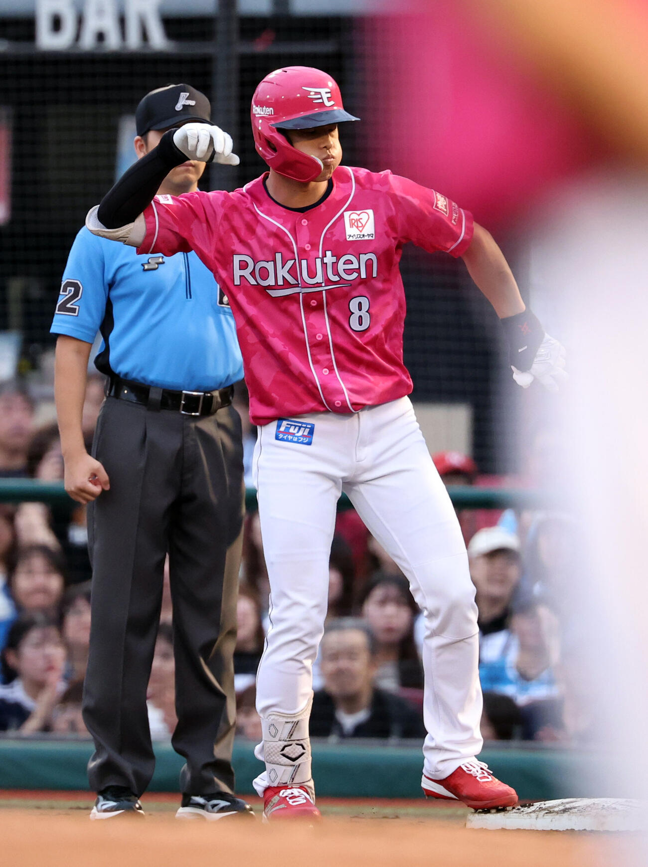 楽天対日本ハム　1回裏楽天2死満塁、辰己涼介は2点適時打を放ちポーズ（撮影・浅見桂子）