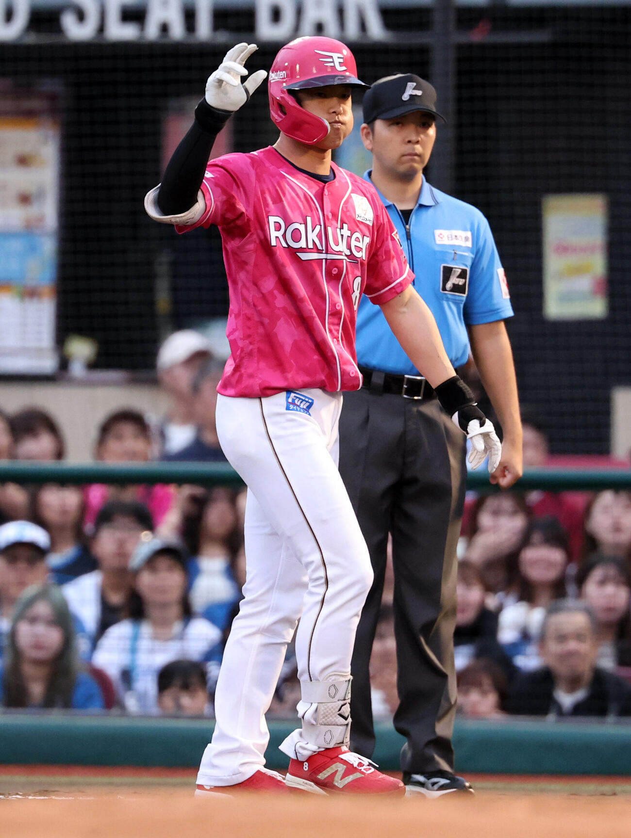 楽天対日本ハム　1回裏楽天2死満塁、辰己涼介は2点適時打を放ちポーズ（撮影・浅見桂子）