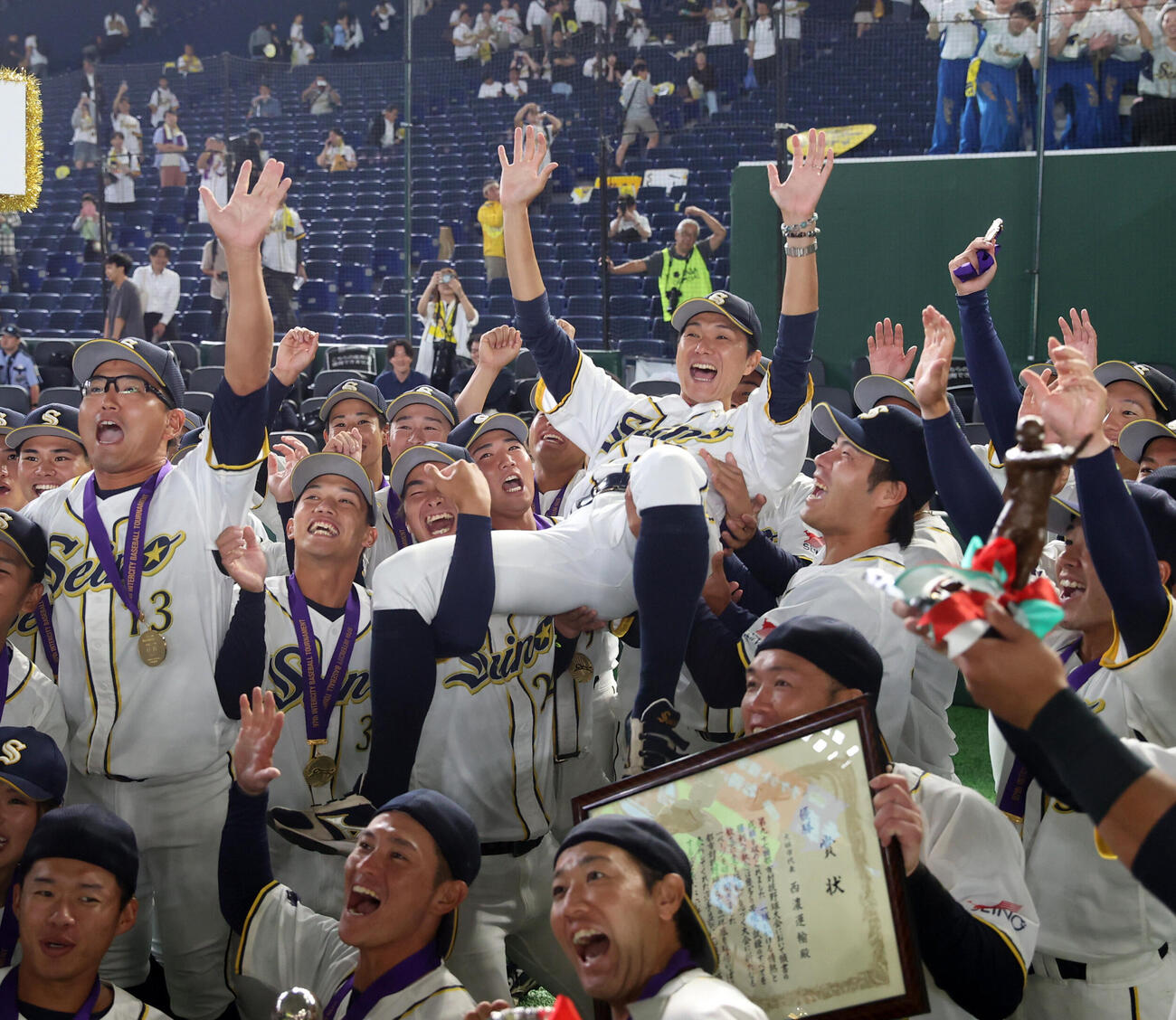 NTT西日本対西濃運輸　優勝した西濃運輸・佐伯尚治監督はナインから胴上げされる（撮影・柴田隆二）