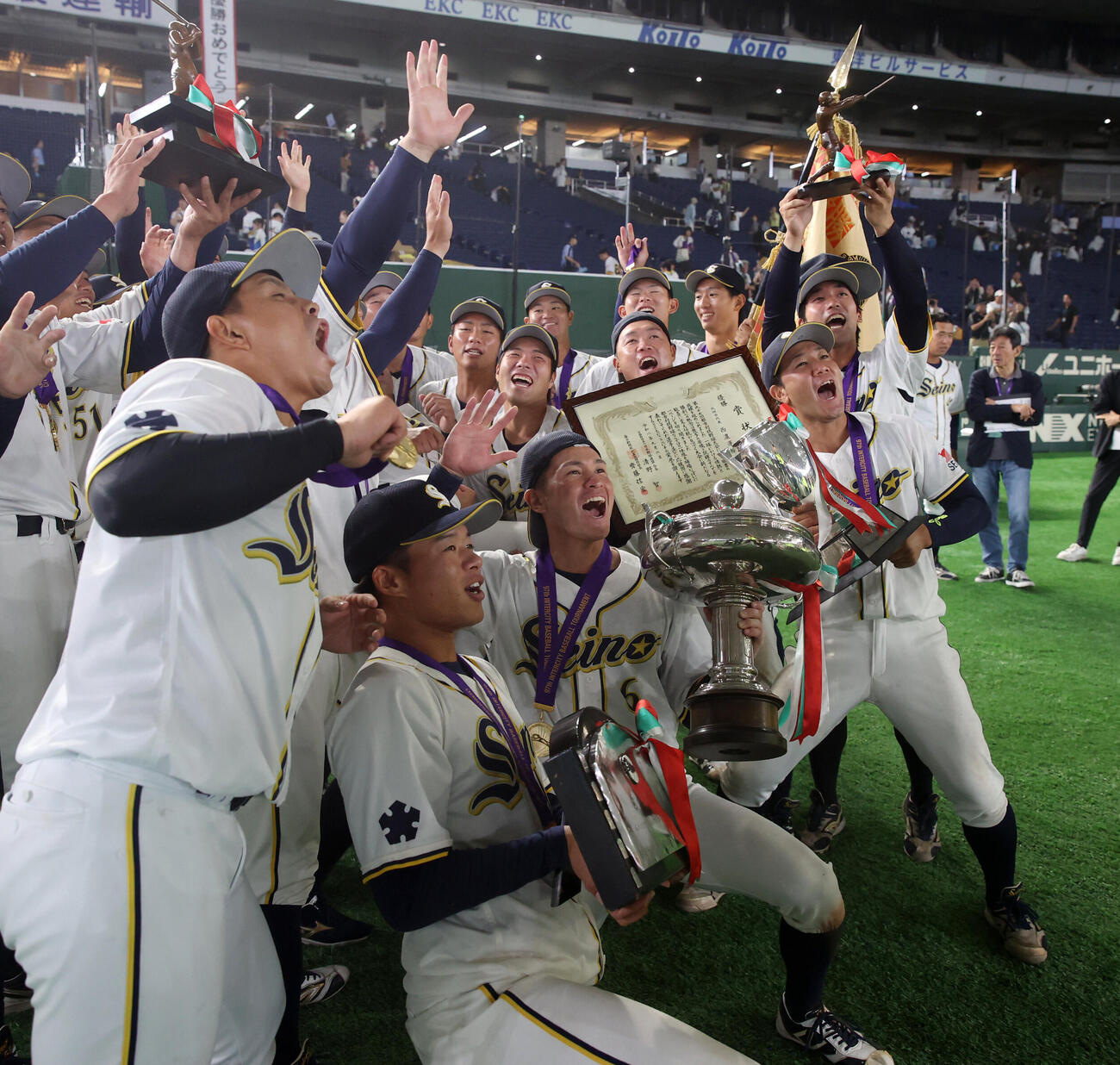 優勝した西濃運輸ナインは笑顔で記念撮影に納まる（撮影・柴田隆二）