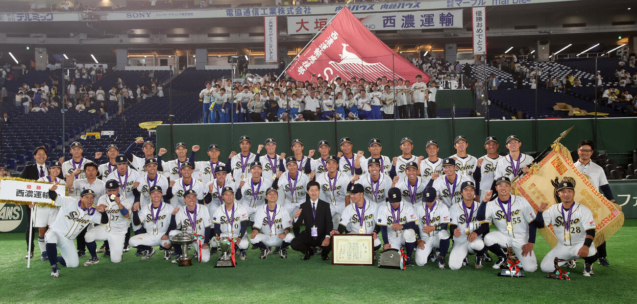 優勝した西濃運輸ナインは笑顔で記念撮影に納まる（撮影・柴田隆二）