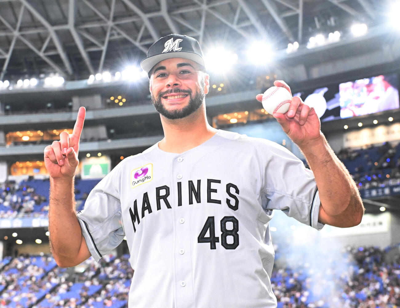 オリックス対ロッテ　初勝利を挙げポーズをとるロッテのジョーイ・ルケーシー（撮影・和賀正仁）