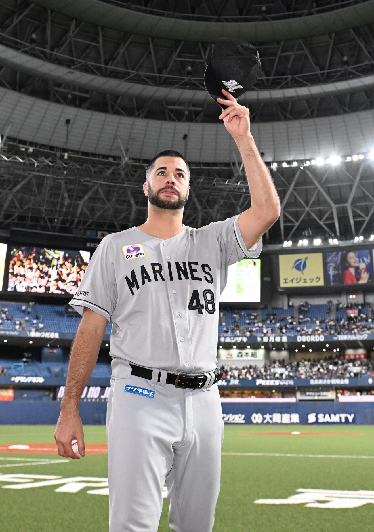 オリックス対ロッテ　初勝利を挙げファンの声援に応えるロッテのジョーイ・ルケーシー（撮影・和賀正仁）