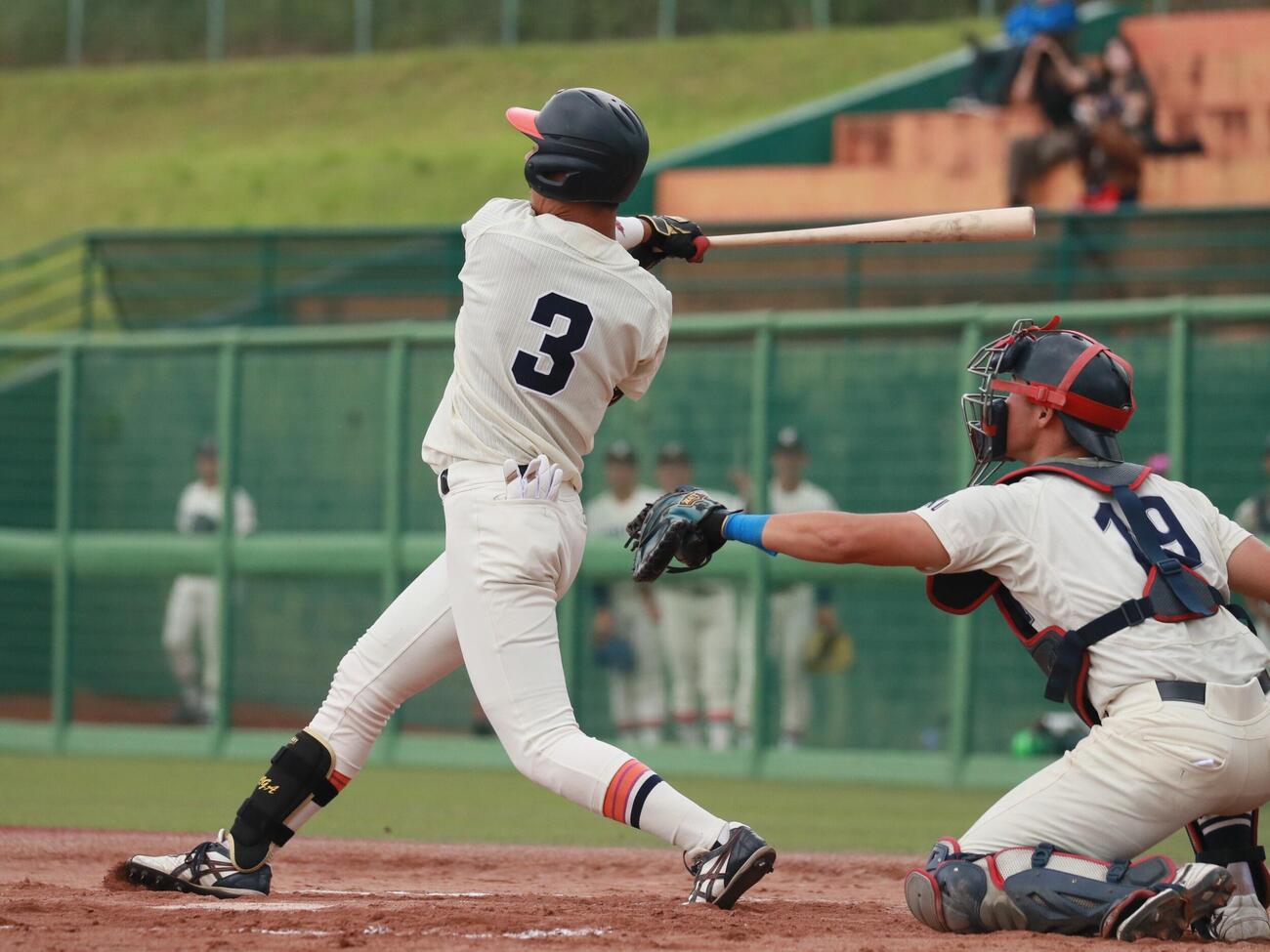 東北工大対東北福祉大　6回無死2塁、右越えの2ランを放つ東北福祉大・辻村大我外野手（撮影・高橋香奈）