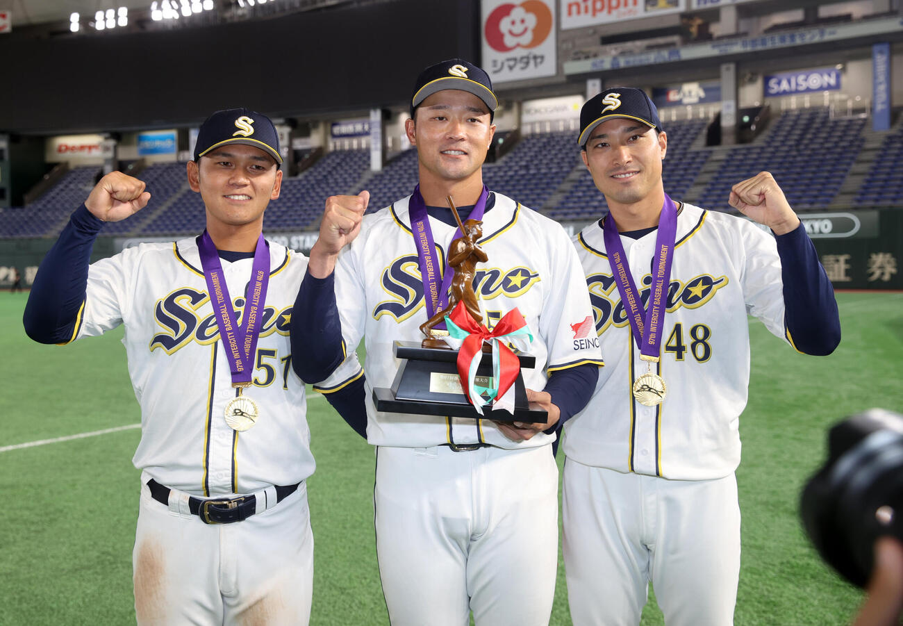 左から優勝した西濃運輸・大本拓海（ヤマハの補強選手）、前野幹博（ヤマハの補強選手）、水野匡貴（ヤマハの補強選手）は笑顔で記念撮影に納まる（撮影・柴田隆二）