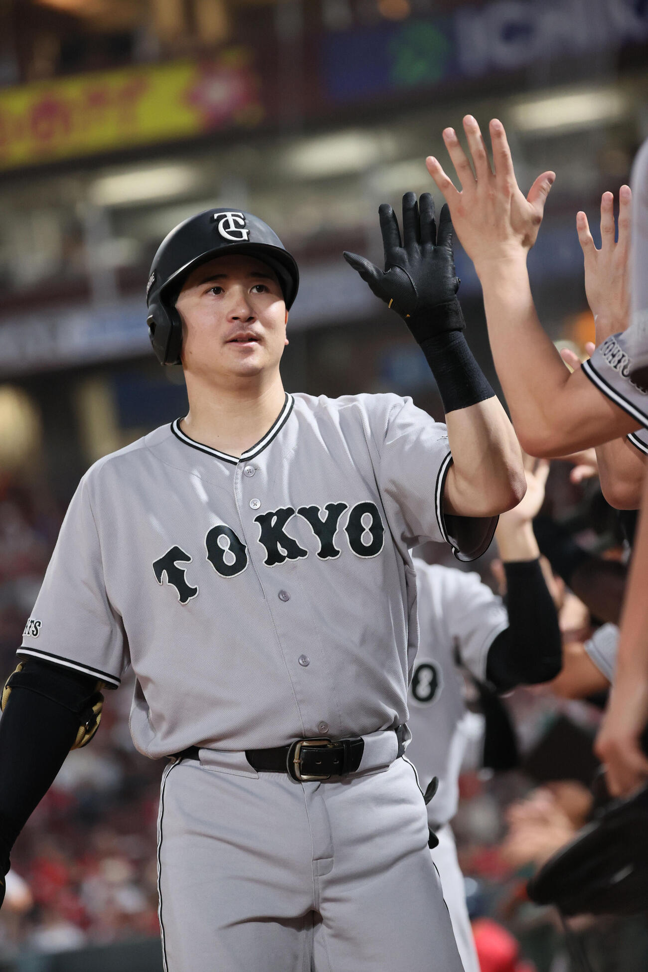 広島対巨人　3回表巨人1死一、二塁、先制の3点本塁打を放ちチームメートに迎えられる泉口友汰（撮影・加藤孝規）