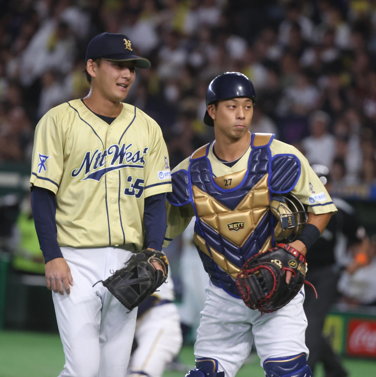 NTT西日本対西濃運輸　2回を終えてベンチに戻るNTT西日本・柿本晟弥（左）と辻本勇樹捕手（撮影・柴田隆二）