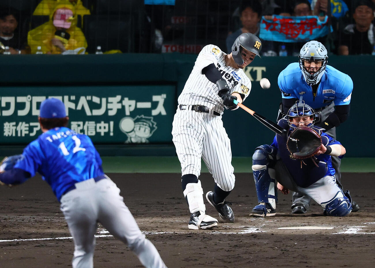 阪神対DeNA 4回裏阪神2死、佐藤輝明は右中間に本塁打を放つ。投手竹田祐（撮影・加藤哉）