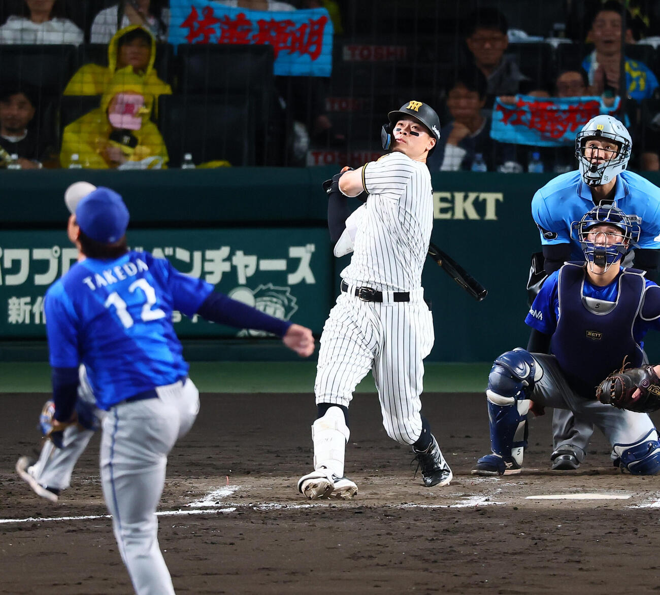 阪神対DeNA 4回裏阪神2死、佐藤輝明は右中間に本塁打を放つ。投手竹田祐（撮影・加藤哉）