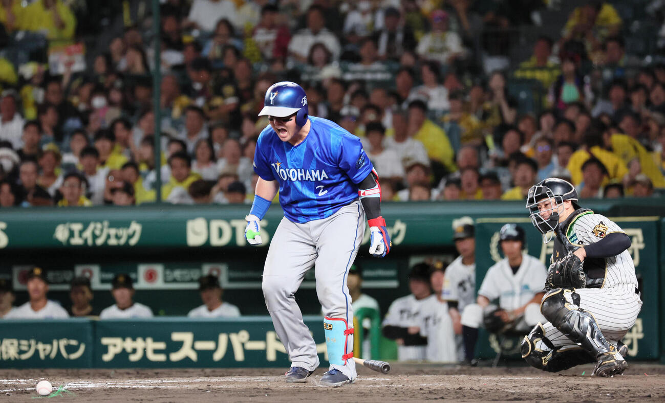阪神対DeNA 5回表DeNA無死、牧秀悟は死球を受ける（撮影・宮崎幸一）