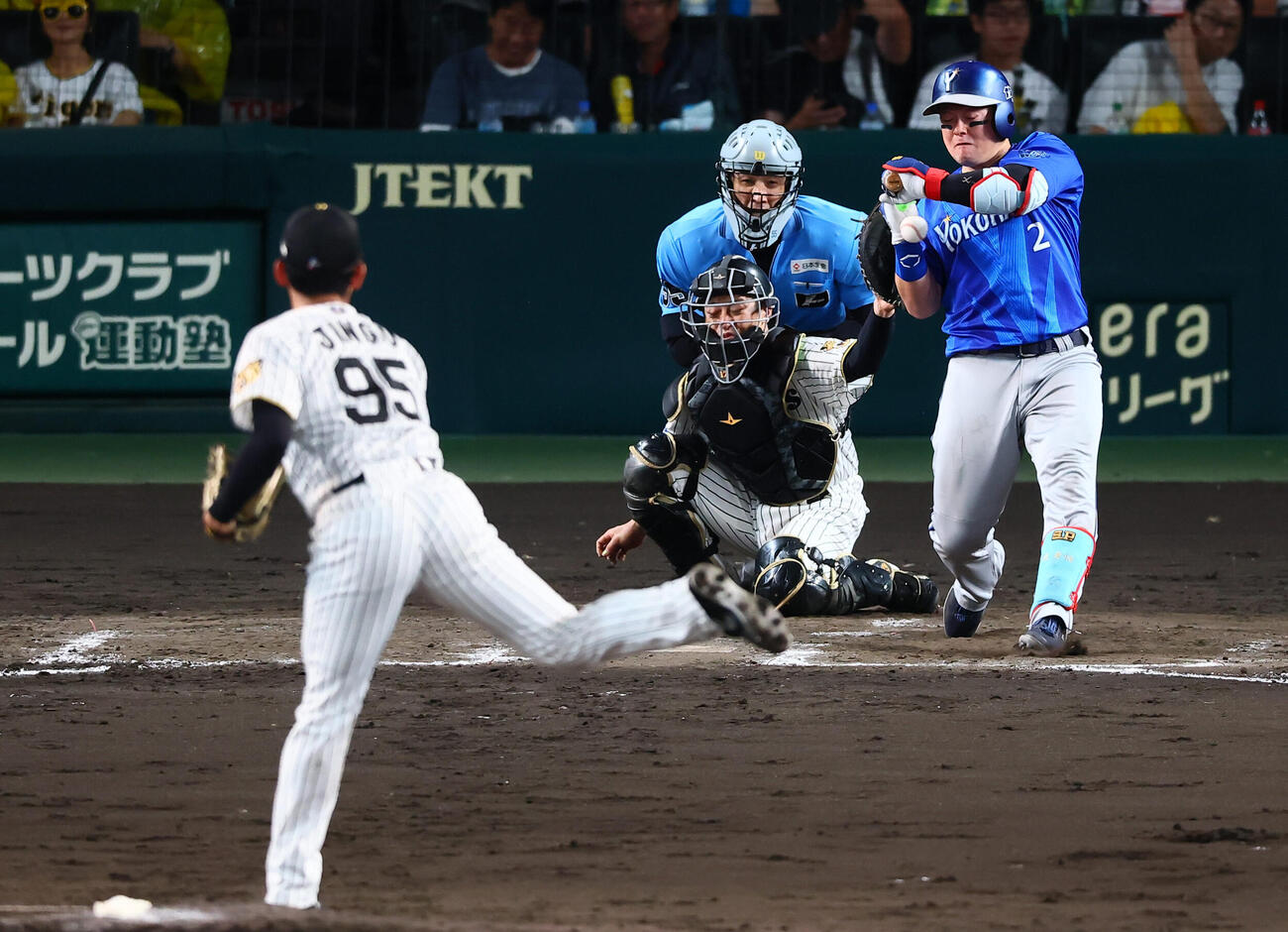 阪神対DeNA 5回表DeNA1死、牧秀悟は死球を受ける。投手神宮僚介（撮影・加藤哉）