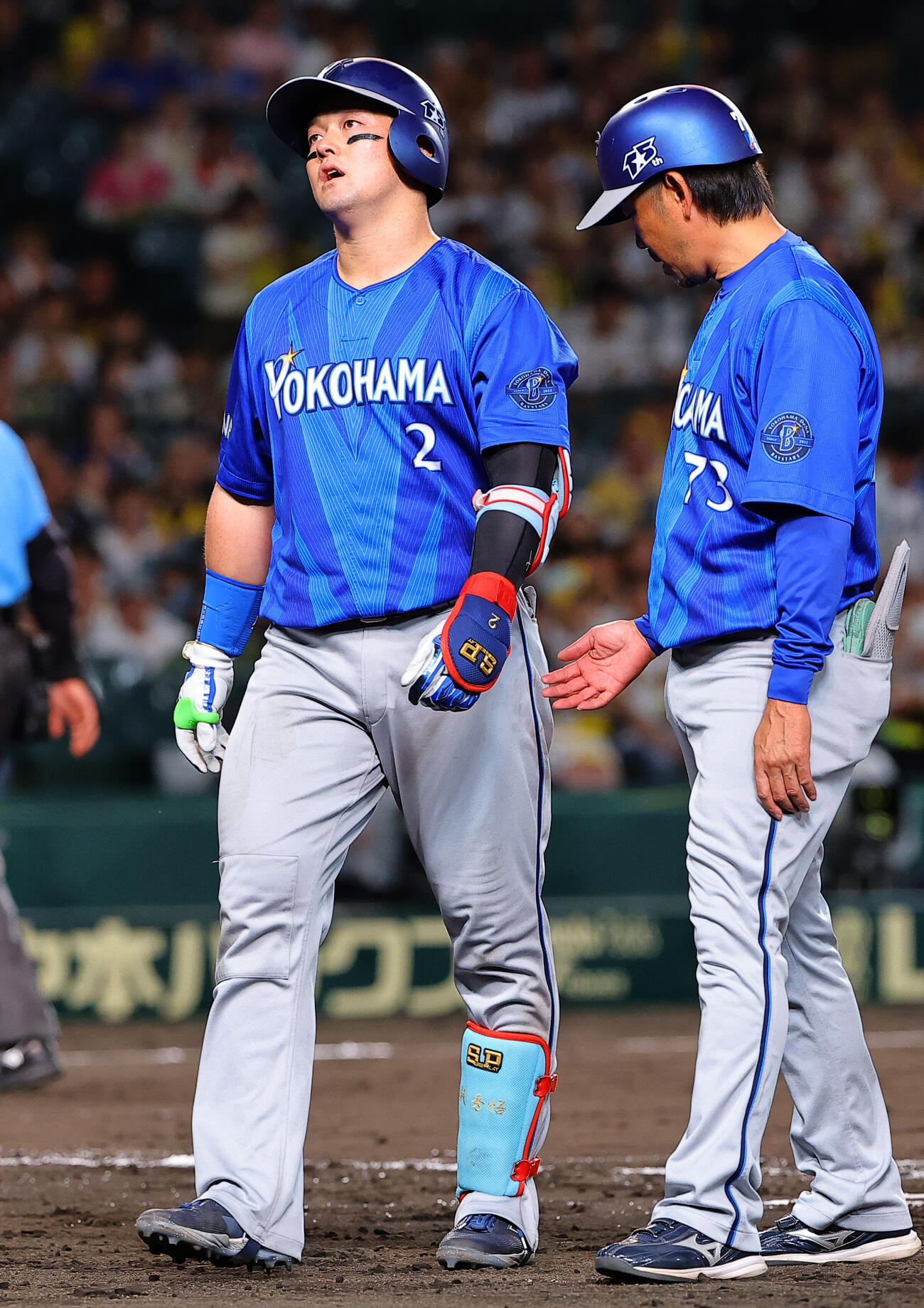 阪神対DeNA 5回表1死、牧秀悟（左）は死球を受ける（撮影・上田博志）