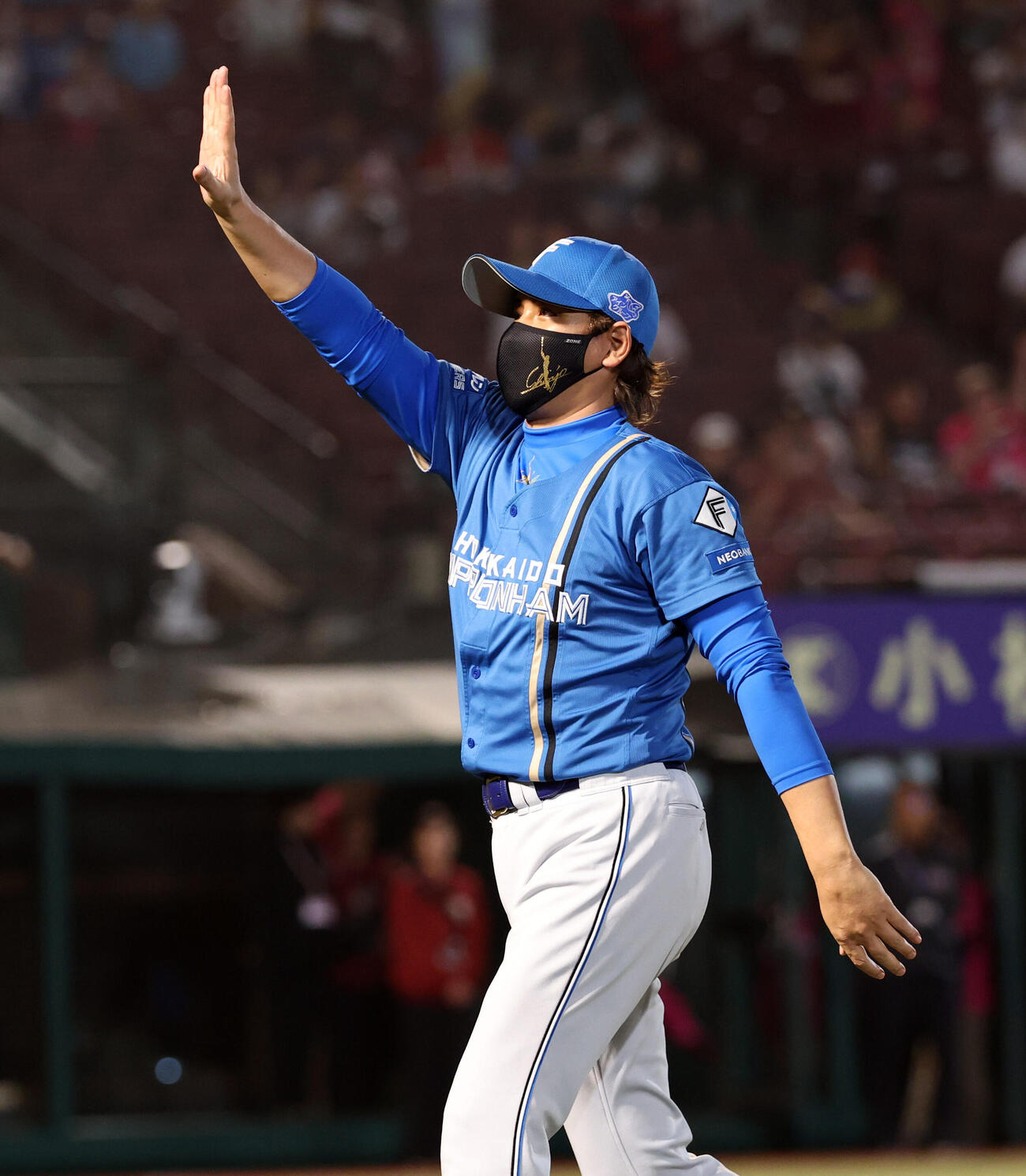 楽天対日本ハム　8連勝しスタンドに手を振る日本ハム新庄剛志監督（撮影・浅見桂子）