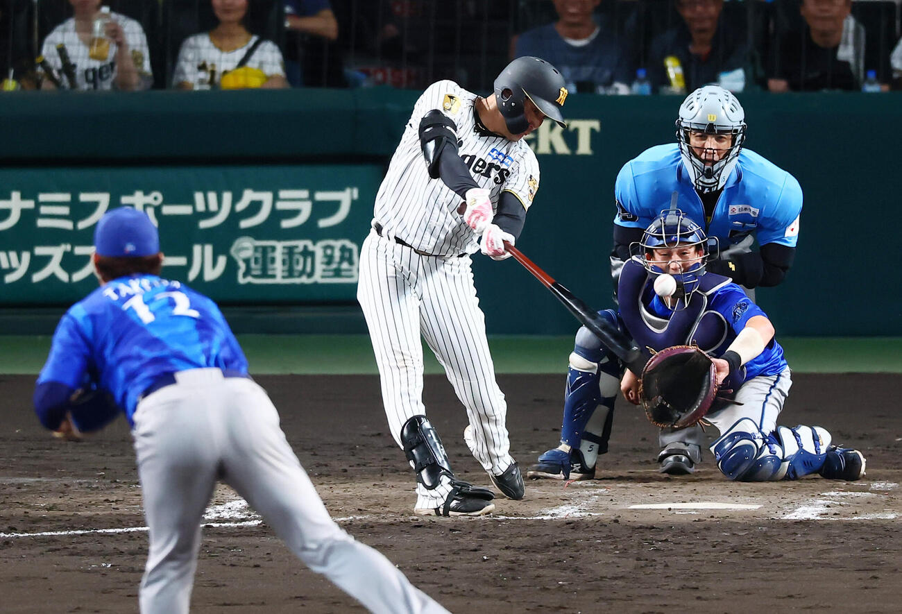 阪神対DeNA 5回裏阪神1死一塁、元山飛優は中前打を放つ。投手竹田祐（撮影・加藤哉）