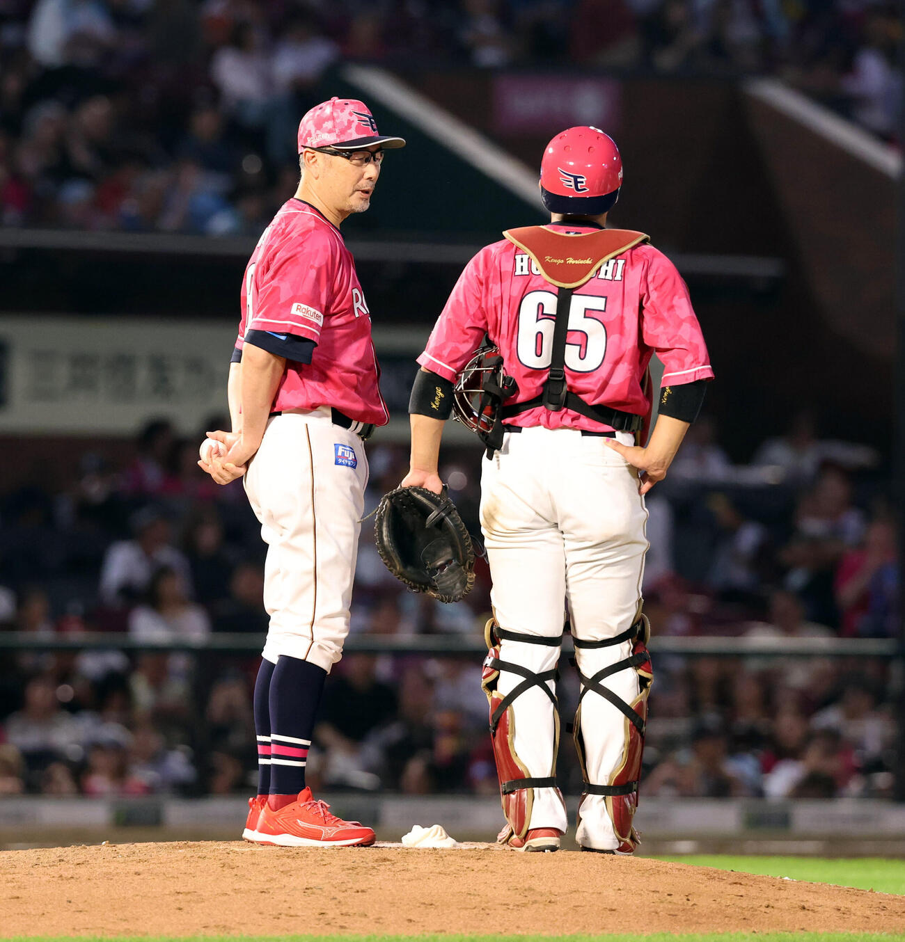 楽天対日本ハム　6回表日本ハム1死、投手交代を告げマウンドで堀内謙伍（右）と話す吉井理人監督（撮影・浅見桂子）