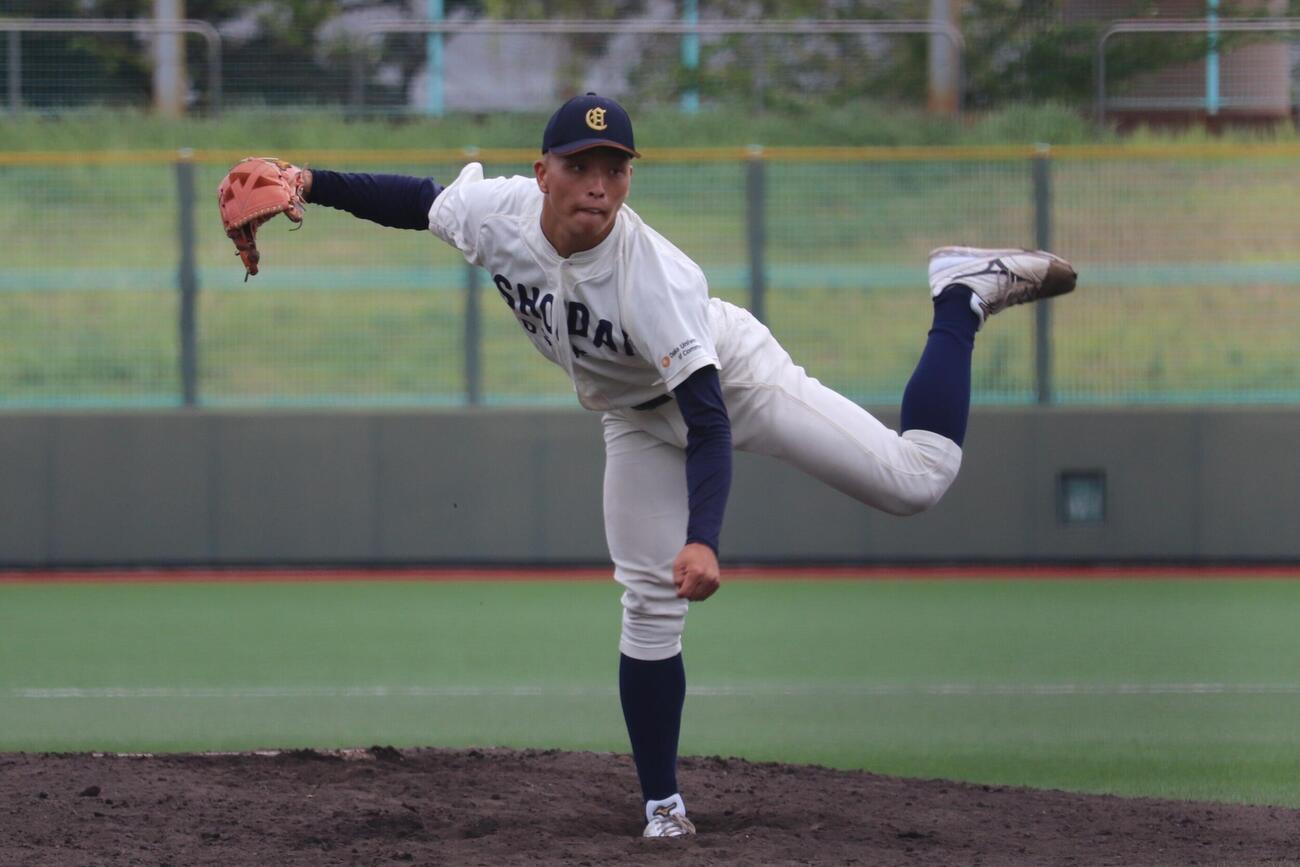 神院大対大商大　神院大戦の8回に救援登板した大商大・星野世那（撮影・佐藤妙月）