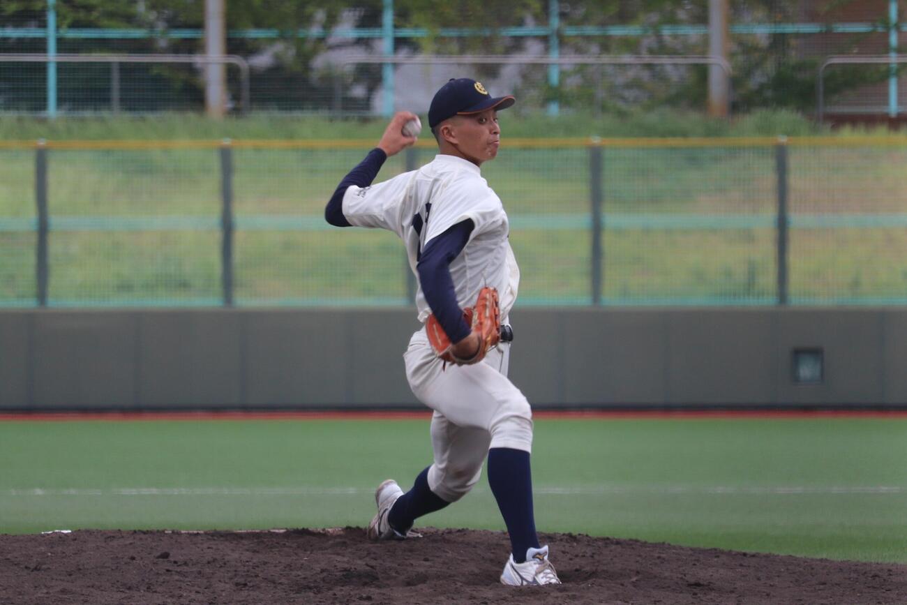 神院大対大商大　神院大戦の8回に救援登板した大商大・星野世那（撮影・佐藤妙月）