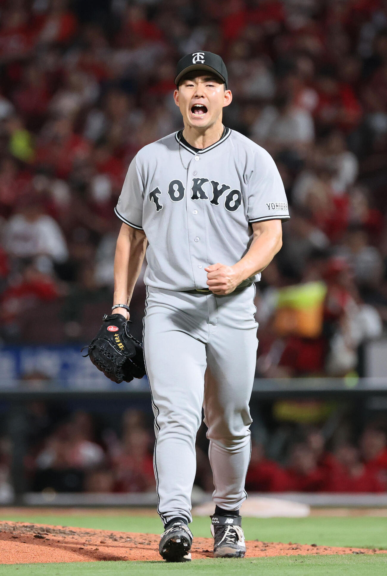 広島対巨人　6回裏広島2死一、二塁、佐々木泰を三振に仕留め、ほえる小笠原慎之介（撮影・加藤孝規）
