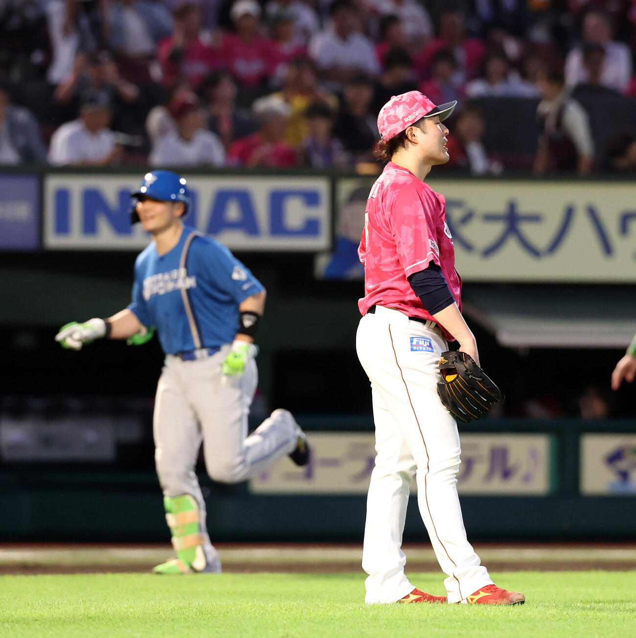 楽天対日本ハム　6回表日本ハム1死一、二塁、清宮幸太郎（後方）に3点本塁打を許し、悔しそうな滝中暸太（撮影・浅見桂子）