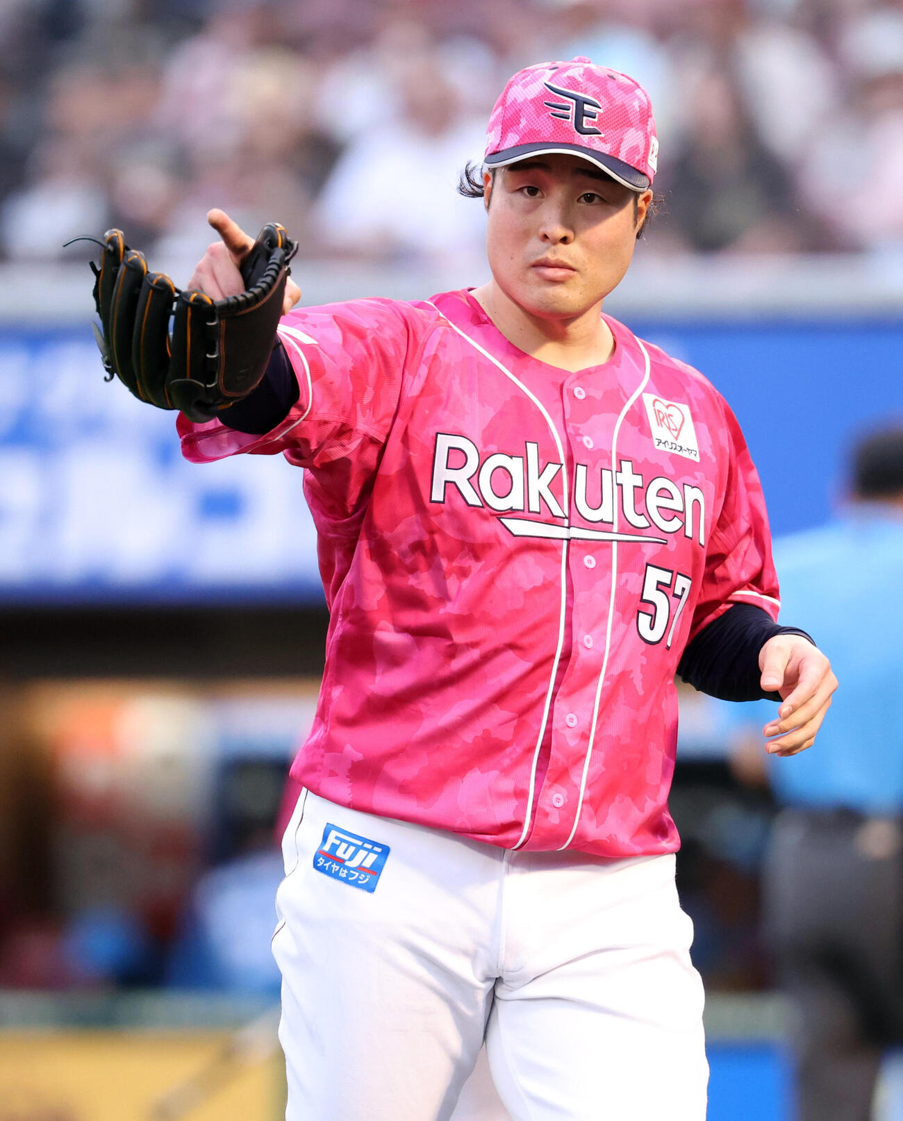 楽天対日本ハム　1回表日本ハムの攻撃を抑え、野手を指さす滝中暸太（撮影・浅見桂子）