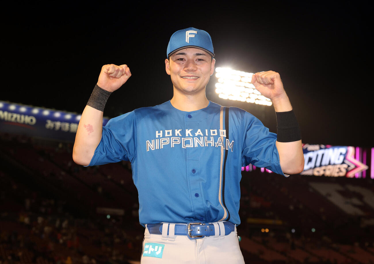 楽天対日本ハム　決勝打を放った日本ハム清宮幸太郎は笑顔でガッツポーズ（撮影・浅見桂子）