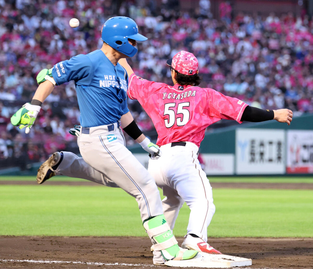 楽天対日本ハム　4回表日本ハム1死二塁、清宮幸太郎は三塁内野安打を放ち一塁セーフ（撮影・浅見桂子）