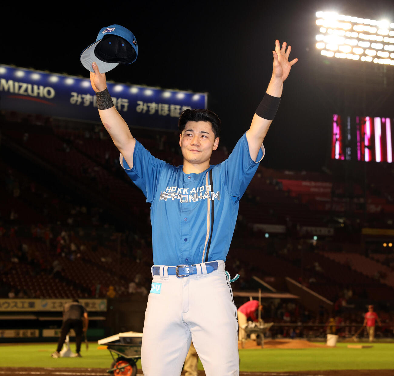 楽天対日本ハム　決勝打の日本ハム清宮幸太郎は笑顔で手を振る（撮影・浅見桂子）