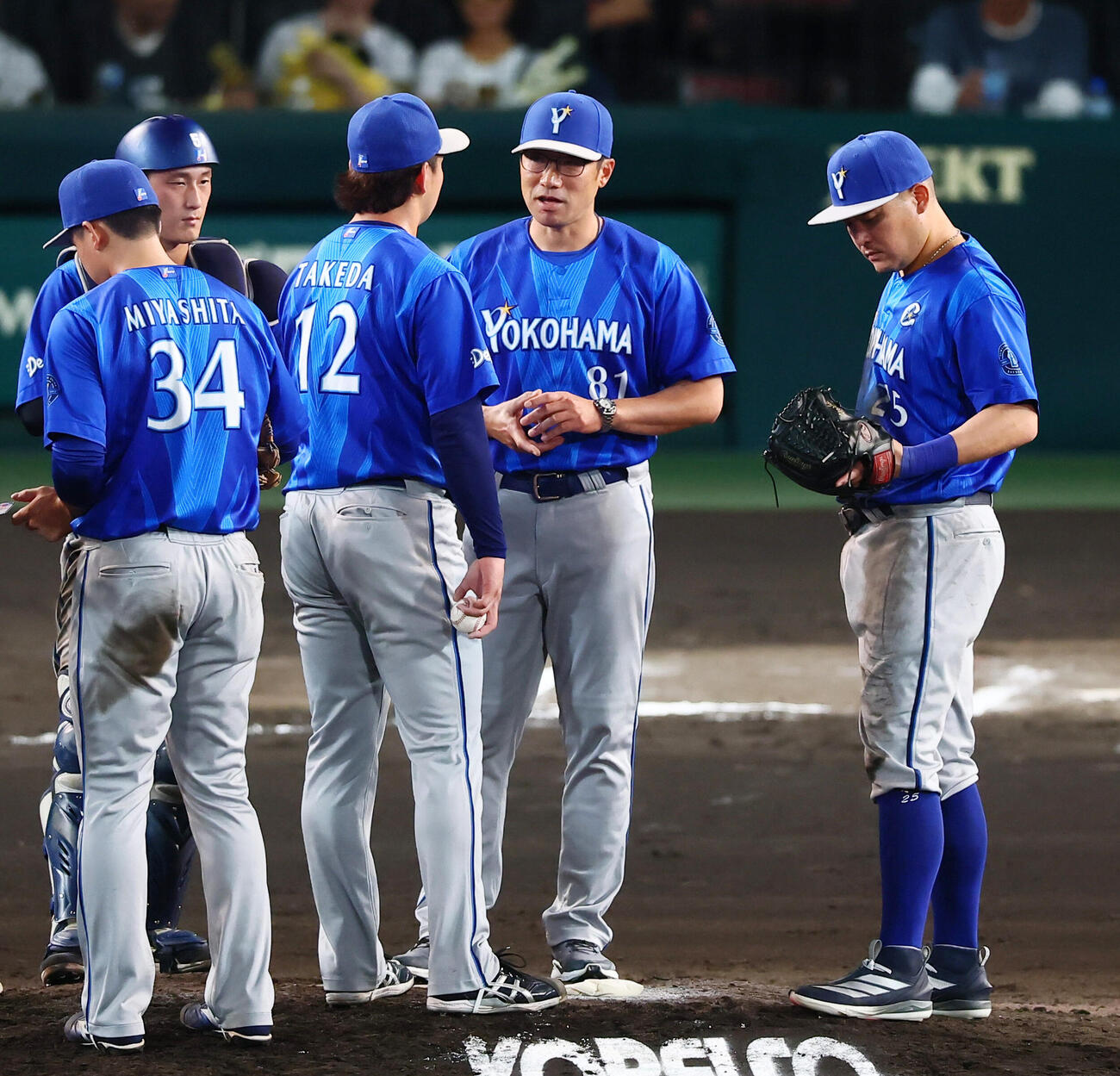 阪神対DeNA 6回裏阪神1死一塁、打者佐藤輝明を迎え竹田祐に交代を告げる相川亮二監督（撮影・加藤哉）